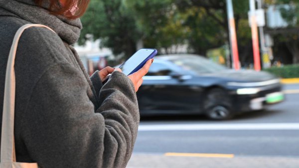 “俯首族”摔伤自行担责，带来什么警示？丨新民快评